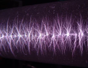 Plasma-Entladung in einer Laborumgebung