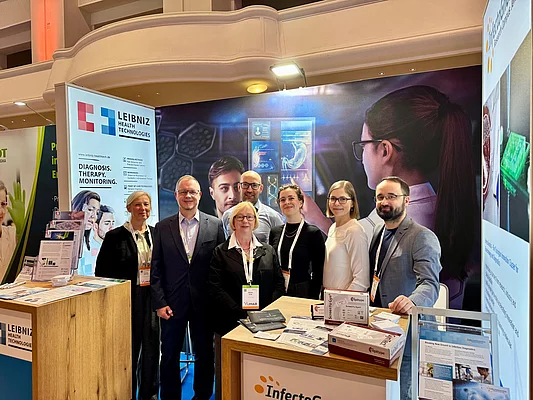 DBT 2026 in Leipzig: Mitarbeiter von Leibniz Gesundheitstechnologien, InfectoGnostics, der LEG Thüringen sowie dem LPI Jena am gemeinsamen Stand in der Industrieausstellung
