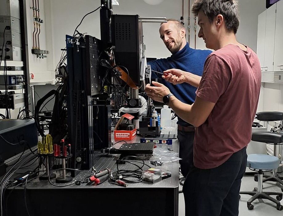 DeepEn-Entwickler beim Aufbau ihres Testsystem in Magdeburg 