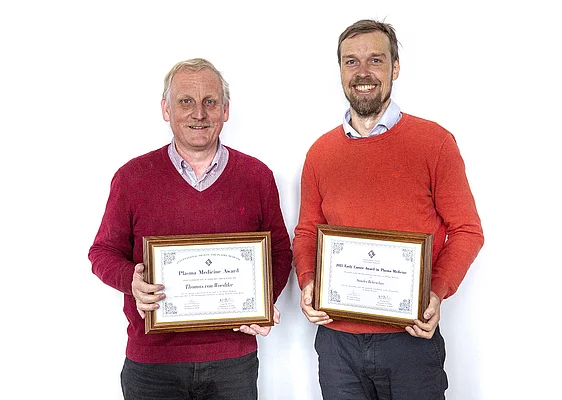 Prof. Dr. Thomas von Woedtke und Dr. Sander Bekeschus mit den ISPM-Auszeichnungen (von links; Foto: Carsten Desjardins, INP)