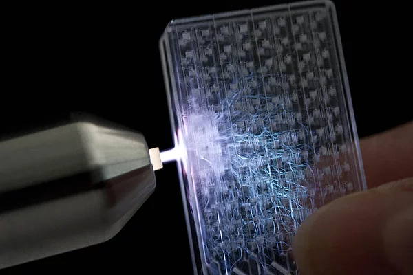 Demonstration der Spaltgängigkeit eines atmosphärischen Plasmas