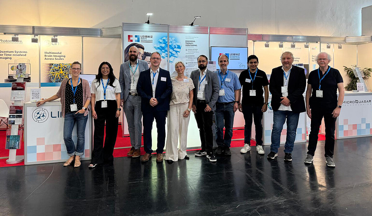 Laser World of Photonics 2025: Gruppenbild der ausstellenden Partner am Stand von Leibniz Gesundheitstechnologien