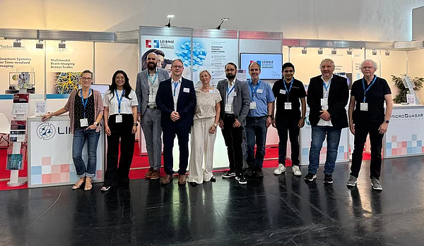 Laser World of Photonics 2025: Gruppenbild der ausstellenden Partner am Stand von Leibniz Gesundheitstechnologien