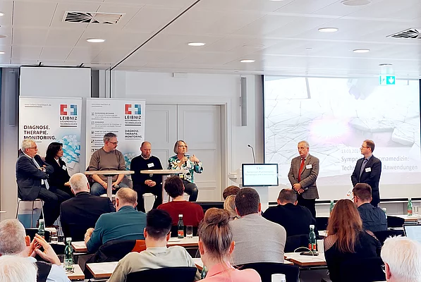 Podiumsdiskussion auf dem Leibniz-Symposium zu Plasmamedizin im März 2024