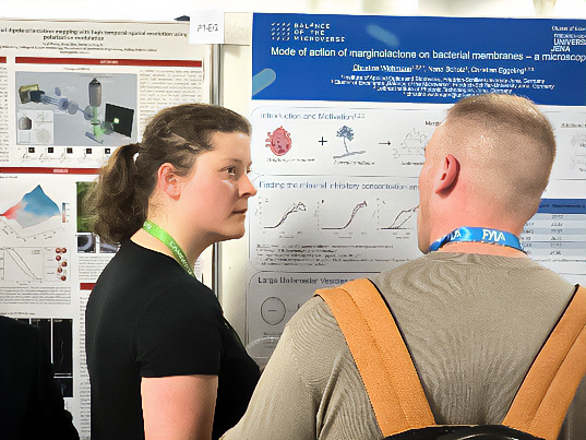 Dr. Christina Wichmann bei der Vorstellung ihres wissenschaftlichen Posters auf der FOM-Konferenz in Genua (Italien).